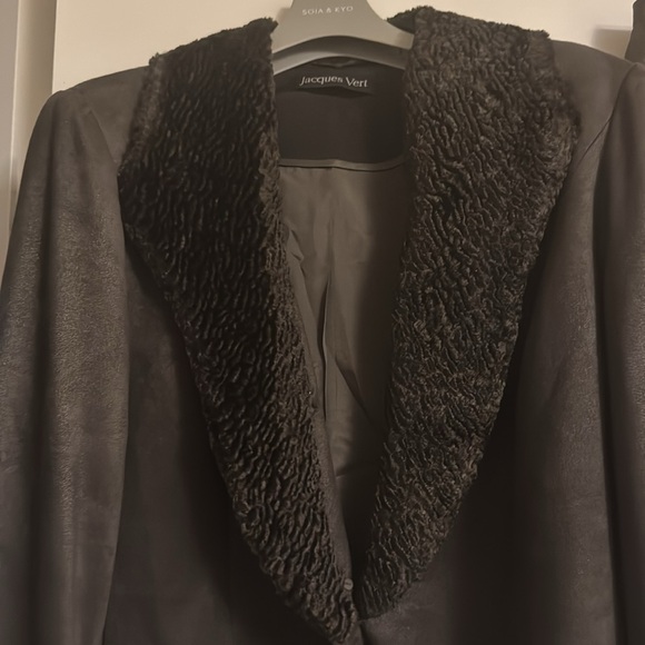 Gorgeous lined Jacques Vert faux suede suit with removable faux sheepskin collar - Picture 2 of 7